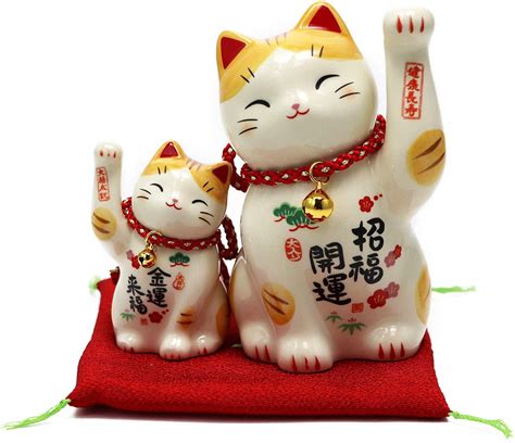 lucky waving cat